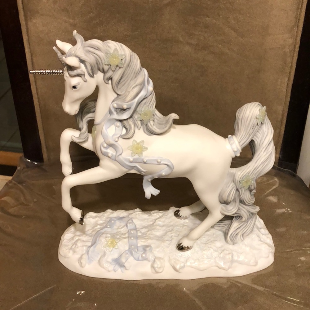 Stunning 🥳Hp🥳Princeton Gallery Yuletide Majesty Unicorn Statue - Picture 2 of 8